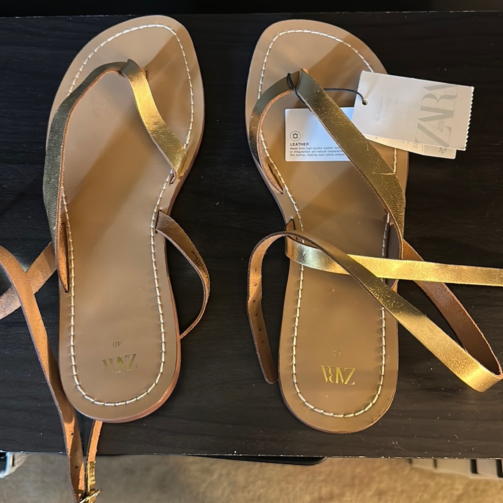 Metallic leather flat sandals (Never worn)
